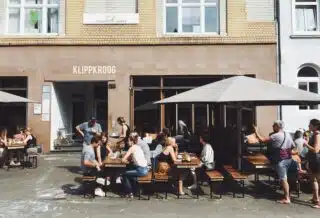 terrasse de restaurant avec un parasol