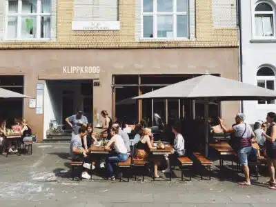 terrasse de restaurant avec un parasol