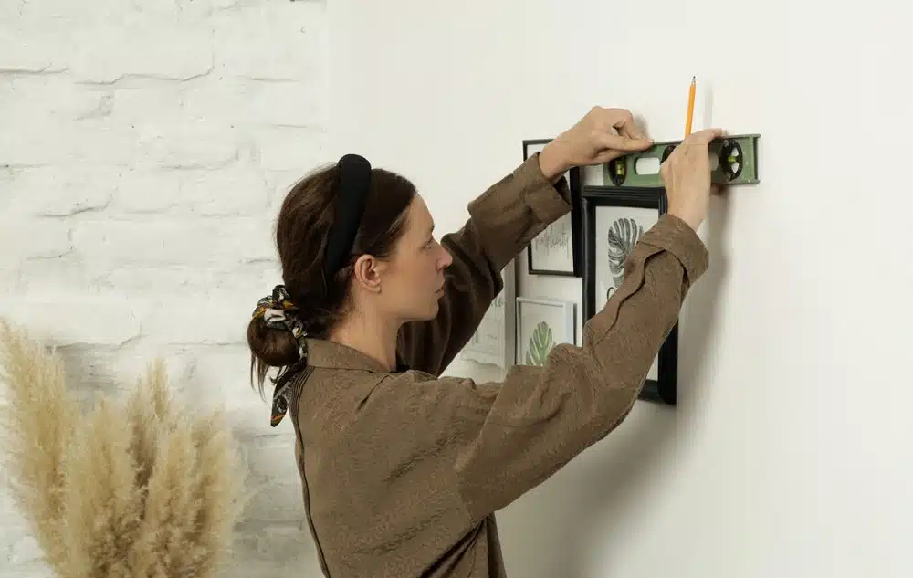 technique pour accrocher un miroir au mur sans clous