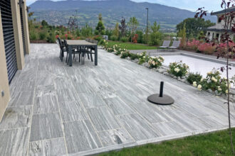 Terrasse en bois avec salon de jardin et plantes vertes décoratives