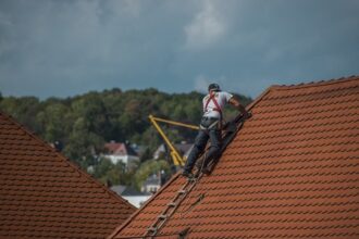 Toiture en zinc brillante sur une maison moderne entourée de verdure