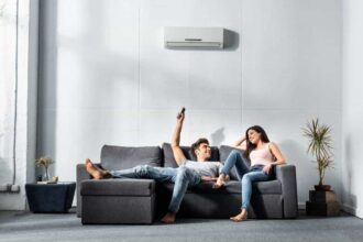 Un salon moderne avec un système de climatisation réversible installé au mur