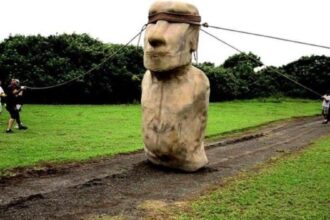 Transport d'une statue fragile lors d'un déménagement sécurisé