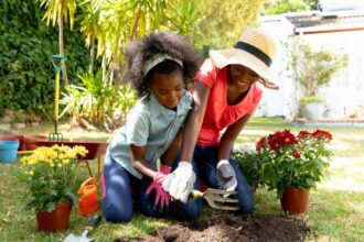 Famille jardine ensemble, choisissant des plantes colorées et amusantes