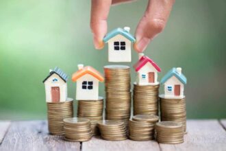 Professionnels évaluant une maison pour une estimation immobilière