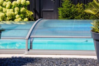 Couvertures de piscine pour sécurité et entretien simplifié