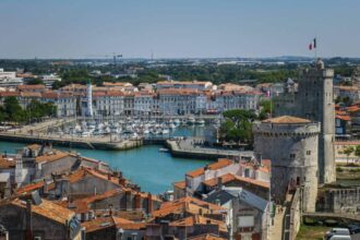 Vue panoramique de La Rochelle avec ses bâtiments historiques et port animé
