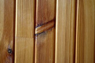 Mur en bois décoré dans un intérieur chaleureux et accueillant